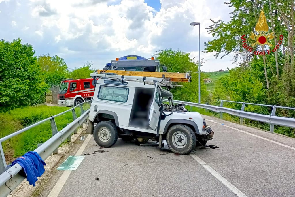 Scontro autocarro-Defender, due feriti