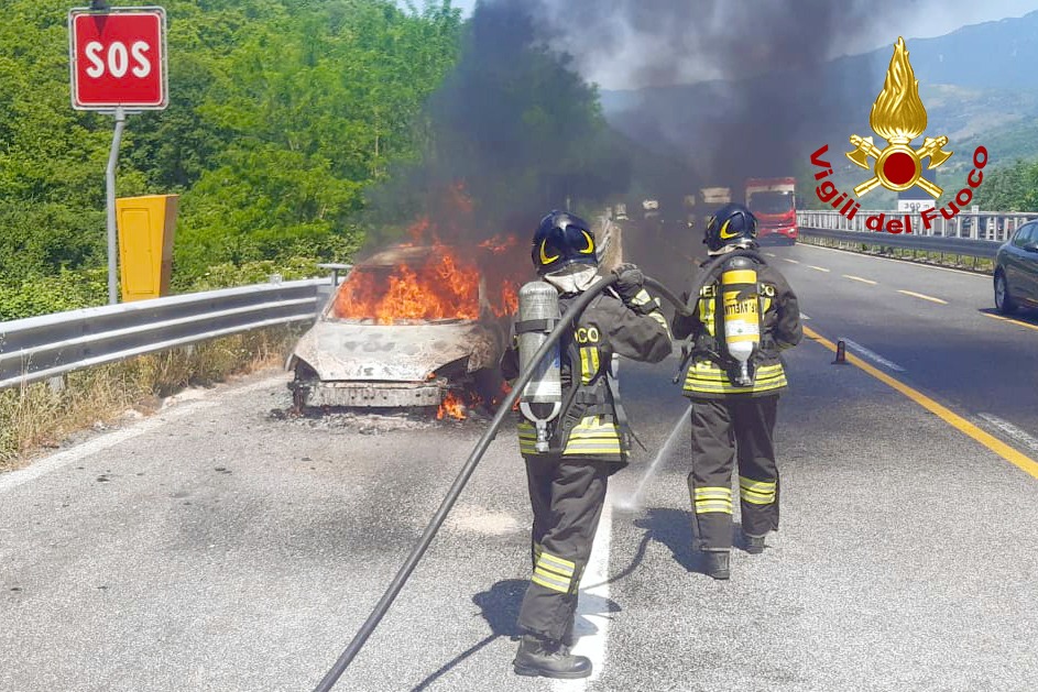 Auto sbanda e finisce nella scarpata, ferite cinque persone
