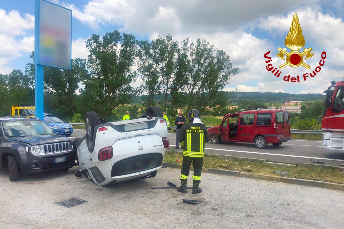 Due persone ferite in un incidente stradale, coinvolte tre auto - 