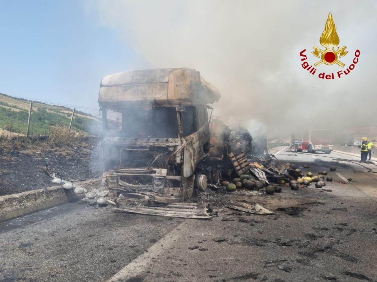 Autoarticolato pieno di angurie prende fuoco sull'A16 - 
