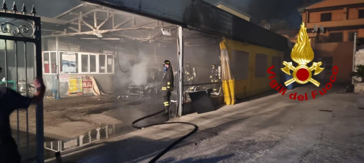 In fiamme autovettura in sosta sotto una tettoia - 