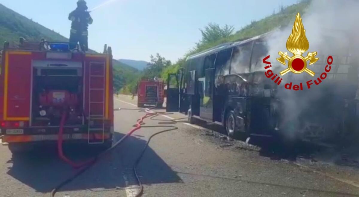 Prende fuoco autobus da turismo sull'A16 a Monteforte Irpino. - 