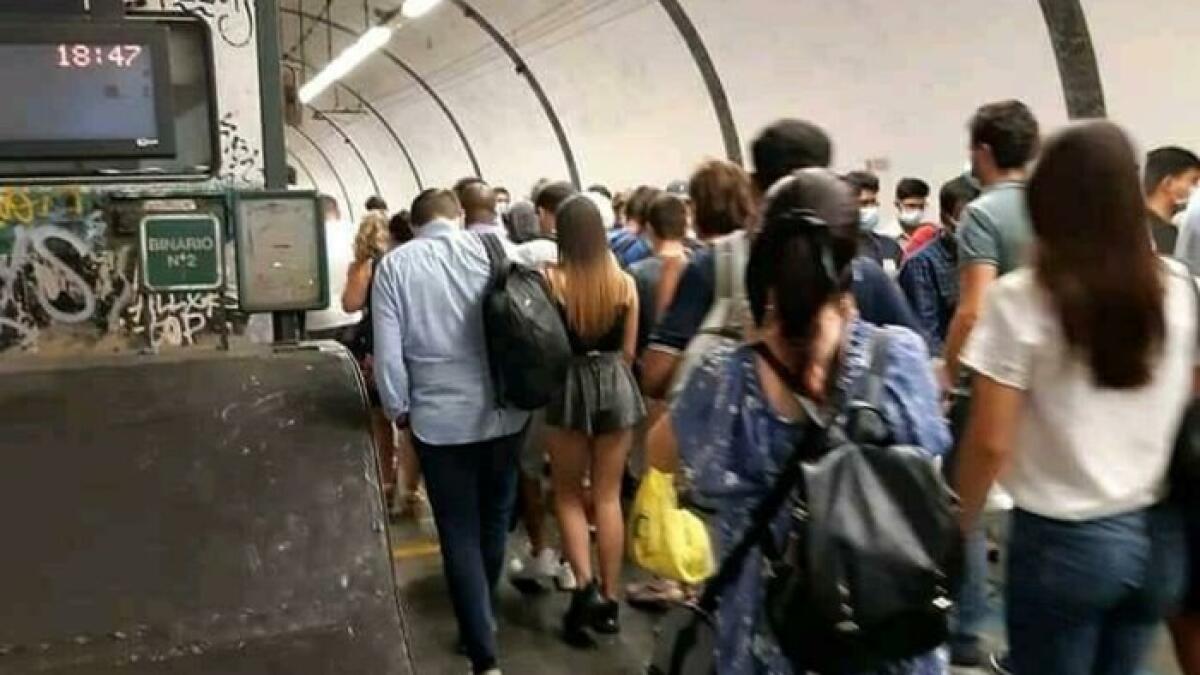 I treni Alta Velocita' sono instradati sui percorsi alternativi sulle linee convenzionali Roma Napoli via Cassino e via Formia. - 