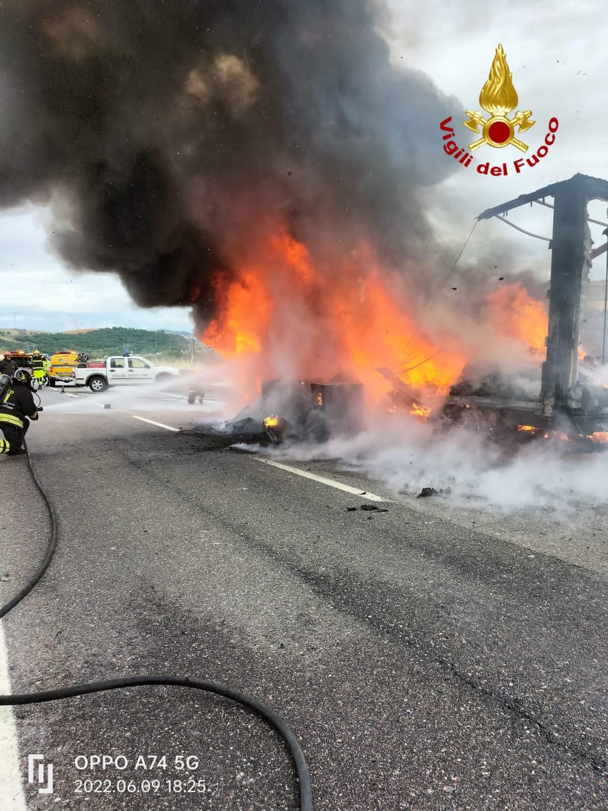 In fiamme autoarticolato carico di batterie auto esauste - 