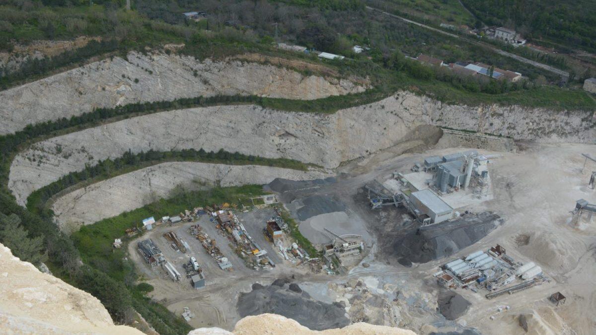 Maddaloni. Nella cava da bonificare una fabbrica di calce illegale - 
