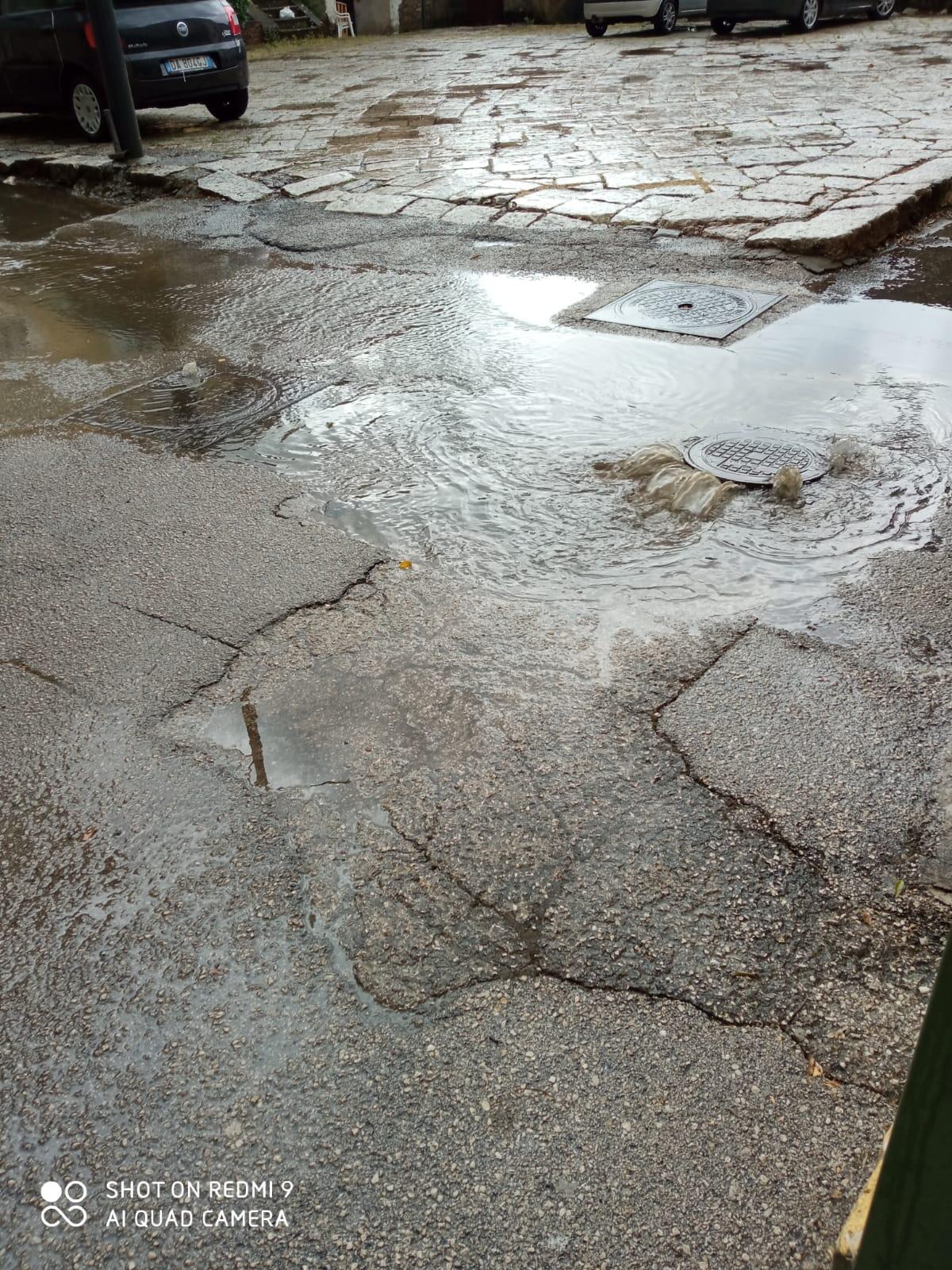 San Martino VC.. Via Masseria del Giacco quando piove diventa una fogna a cielo aperto - 