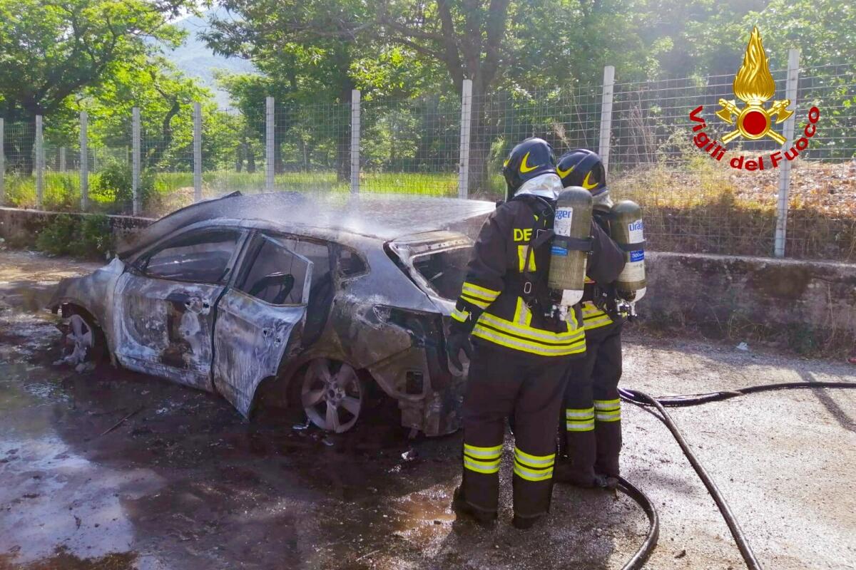 Auto in fiamme nei pressi del cimitero di Solofra - 