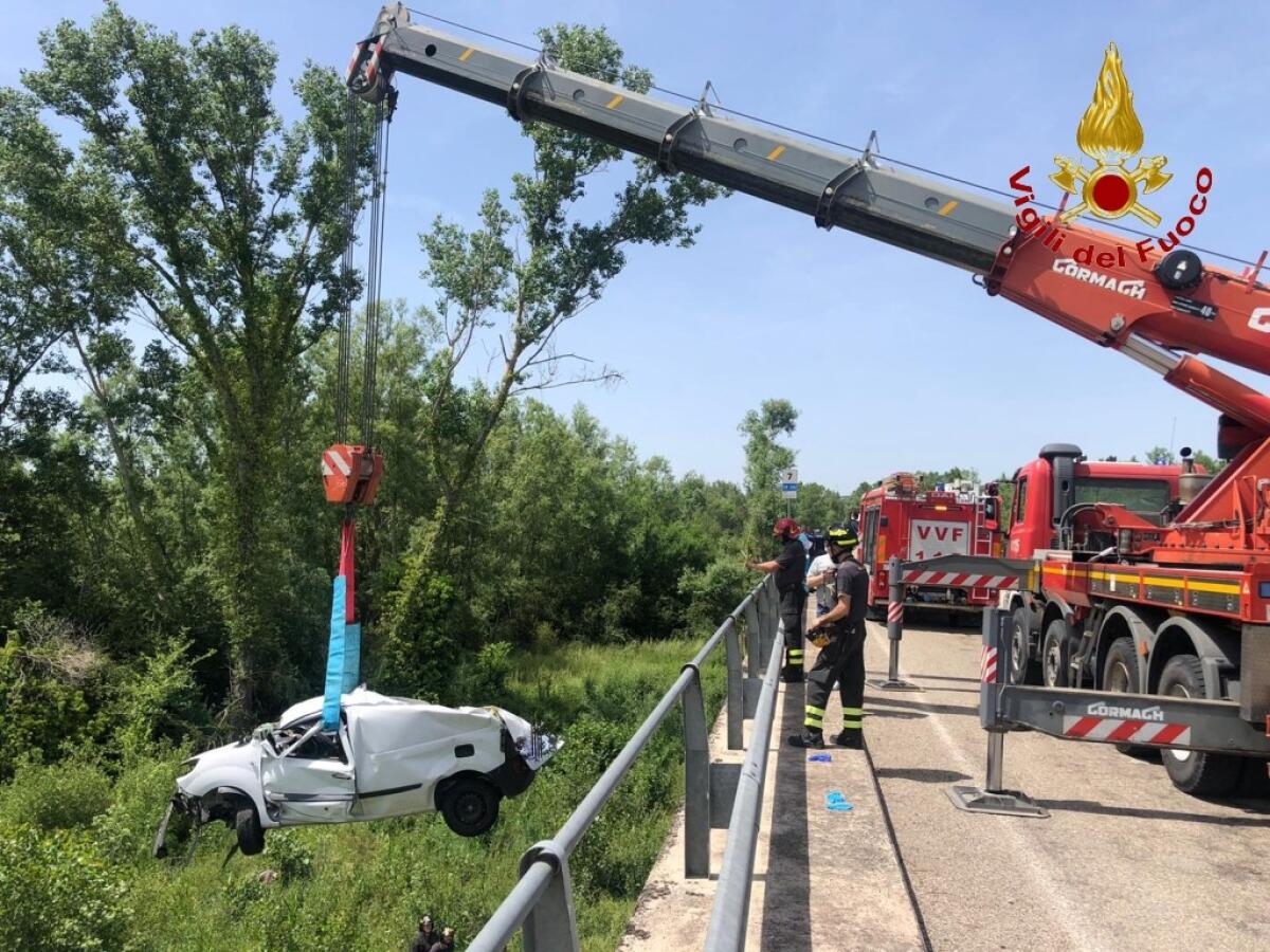 Furgone sbanda e finisce al di sotto di un cavalcavia, in gravi condizioni un 33enne - 