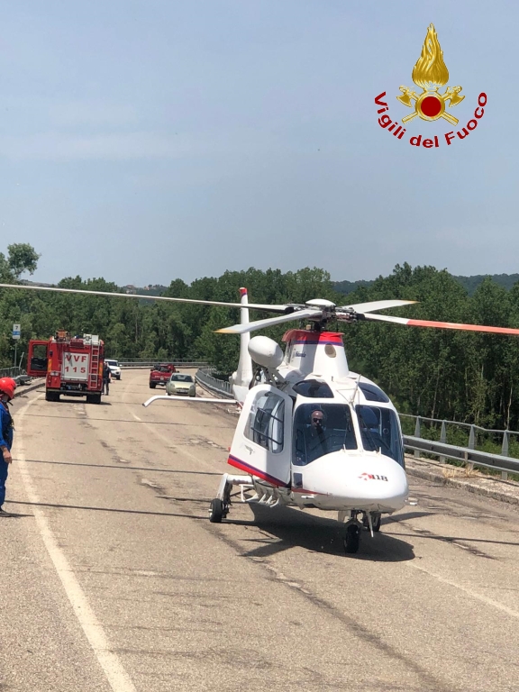 Furgone sbanda e finisce al di sotto di un cavalcavia, in gravi condizioni un 33enne