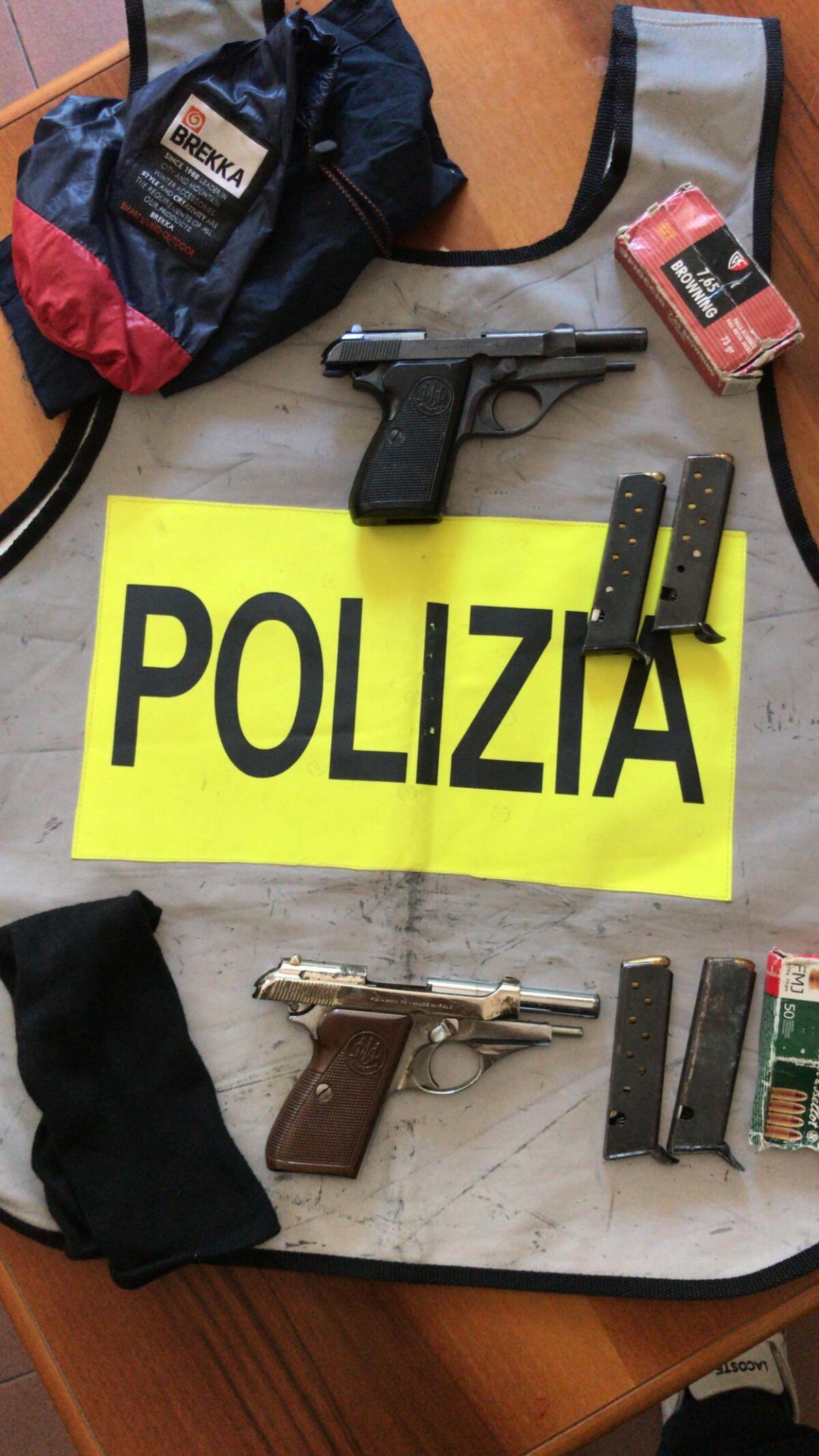 Arrestati due coniugi, in casa avevano pistole e  munizioni - 