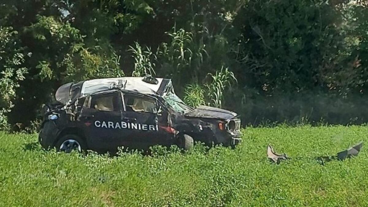 Auto di servizio finisce fuori srada, feriti due carabinieri - 