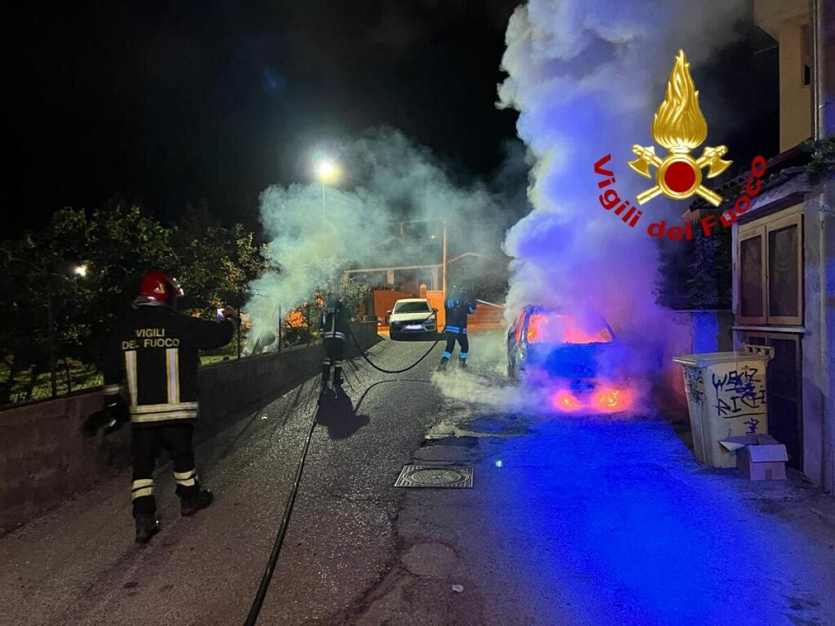 Sirignano. Auto in fiamme nella notte - 
