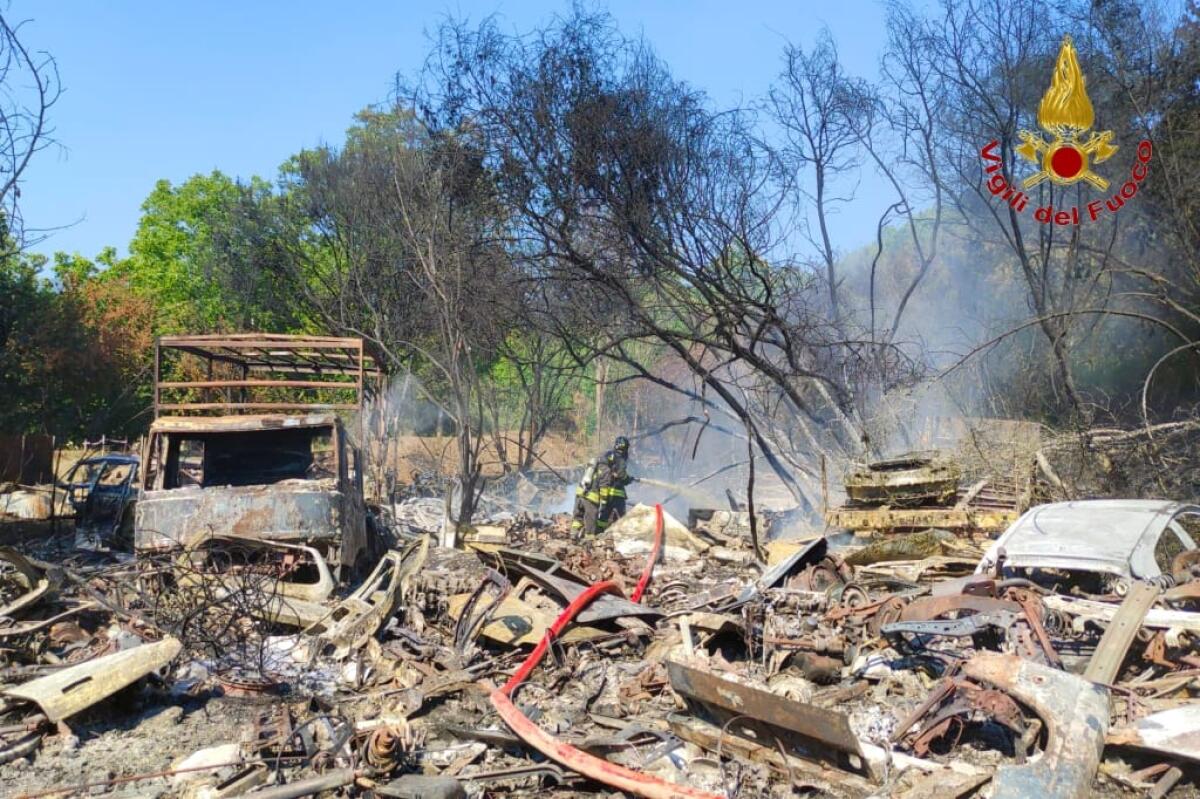 In fiamme deposito di veicoli in disuso - 