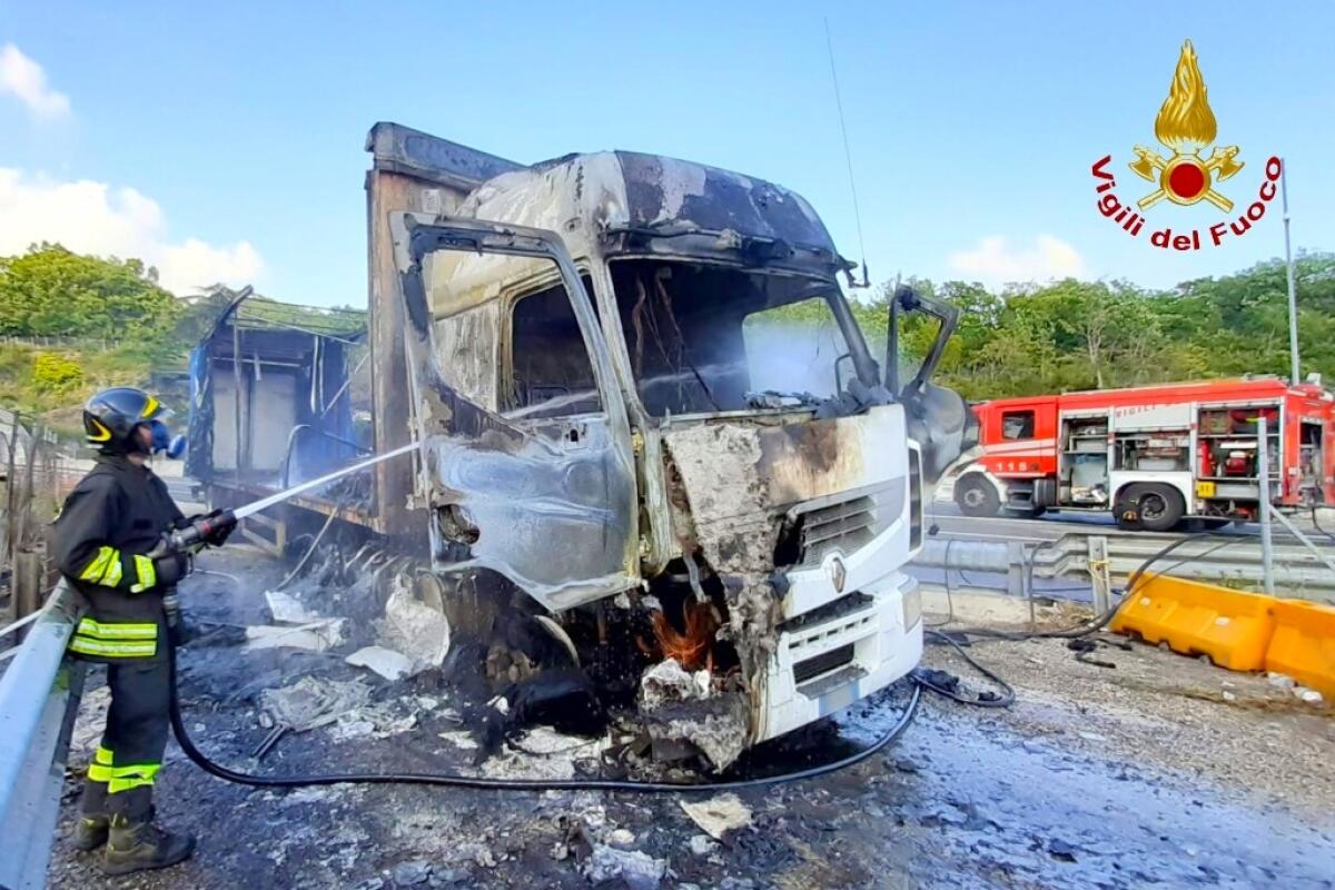 In fiamme autoarticolato che trasportava pedane in plastica - 