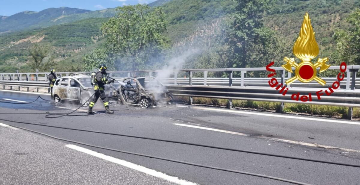 A16 in fiamme due autovetture in transito - 