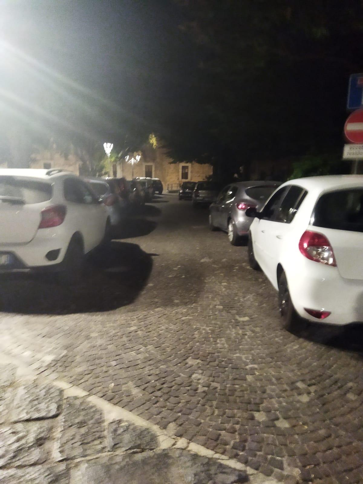 Cervinara. Sosta selvaggia in Piazza Elena e Via Ferrari, sale la tensione tra i residenti - 