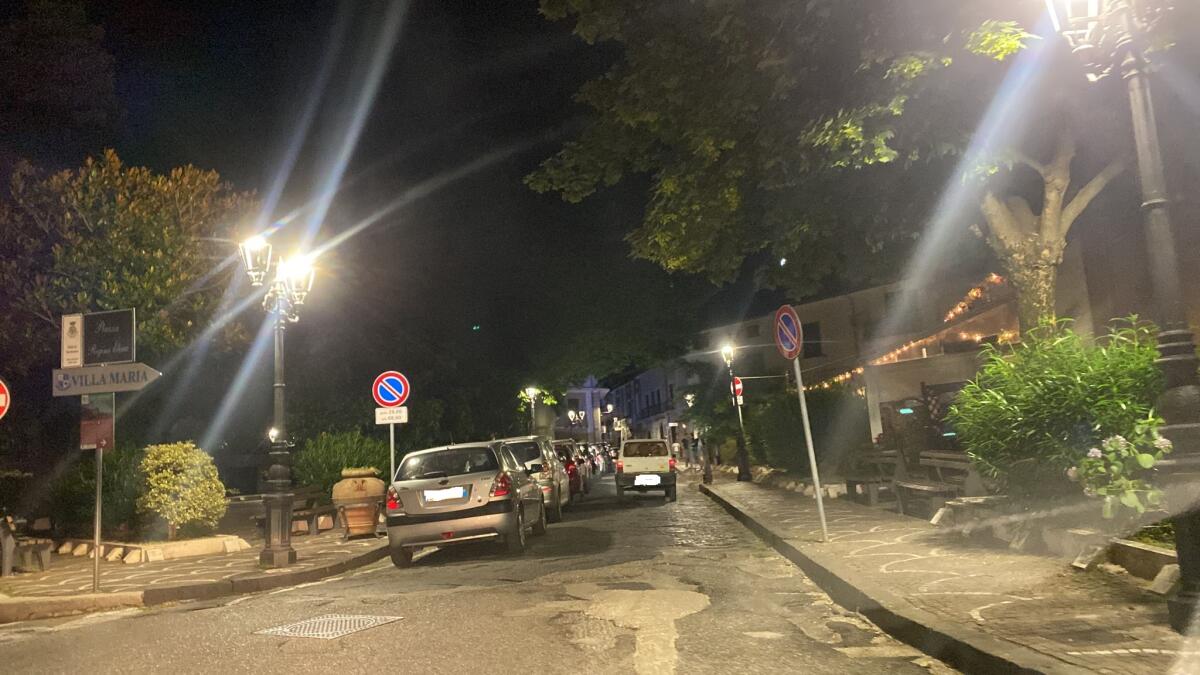 Cervinara. Stop alla sosta delle auto in Via Ferrari, si inaugura il parcheggio - 