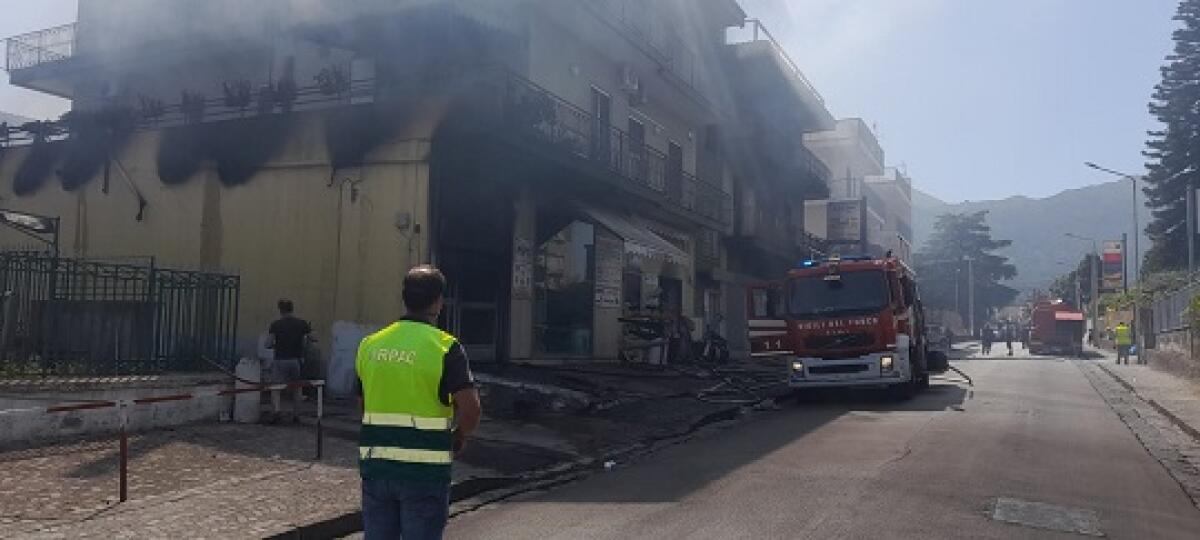 Incendio di un negozio di vernici, avviato monitoraggio diossine - 