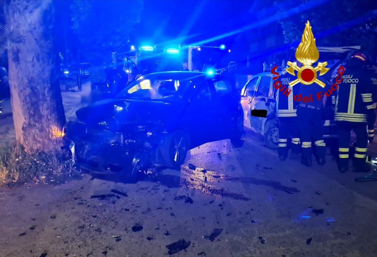 Scontro nella notte tra due auto, feriti i conducenti - 