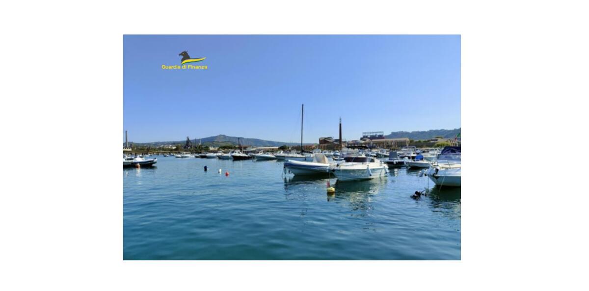 Sequestrata area con ormeggio abusivo e 187 natanti - 