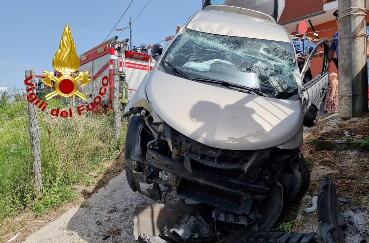 Finisce fuori strada con l'auto, ferito un 56enne - 