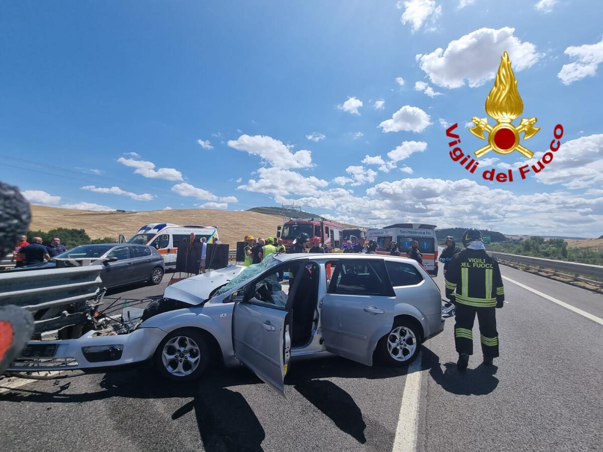 Auto sbanda e finisce contro guard rail, cinque feriti, una donna in gravi condizioni - 
