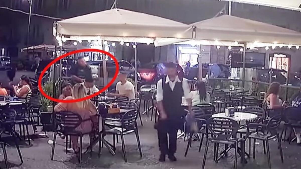 Minaccia turista con una pistola per farsi consegnare orologio, ma vede che è falso e glie lo ridà - 