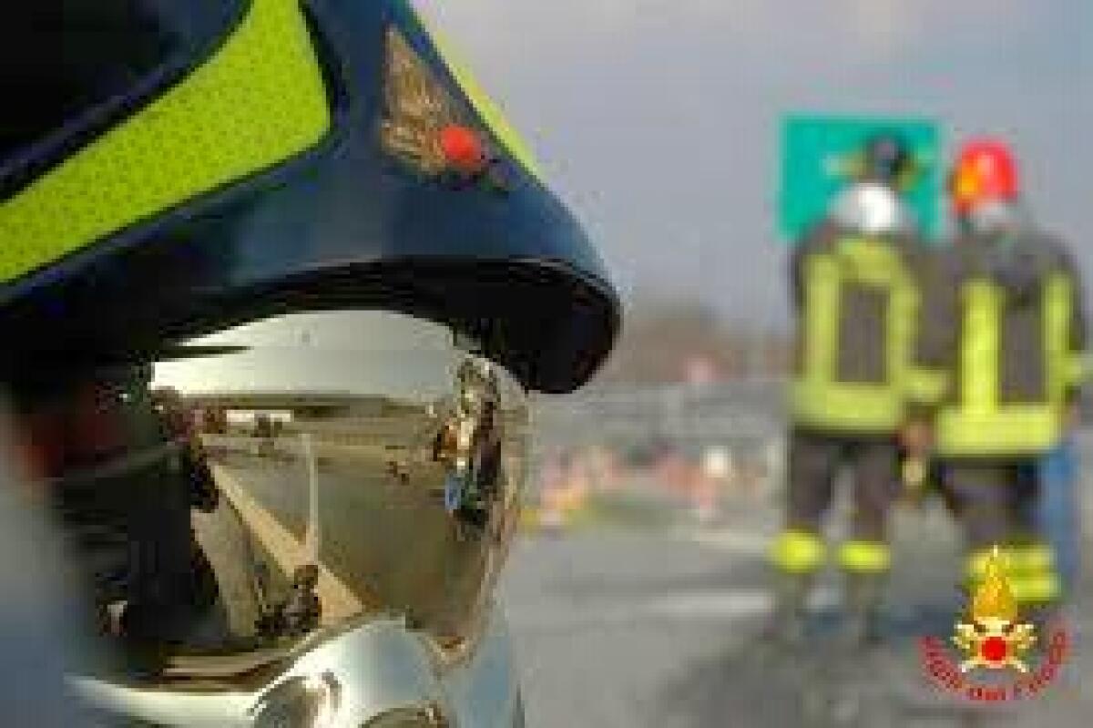 Auto prende fuoco, dopo incidente, autista estratto da altri automobilisti in transito - 