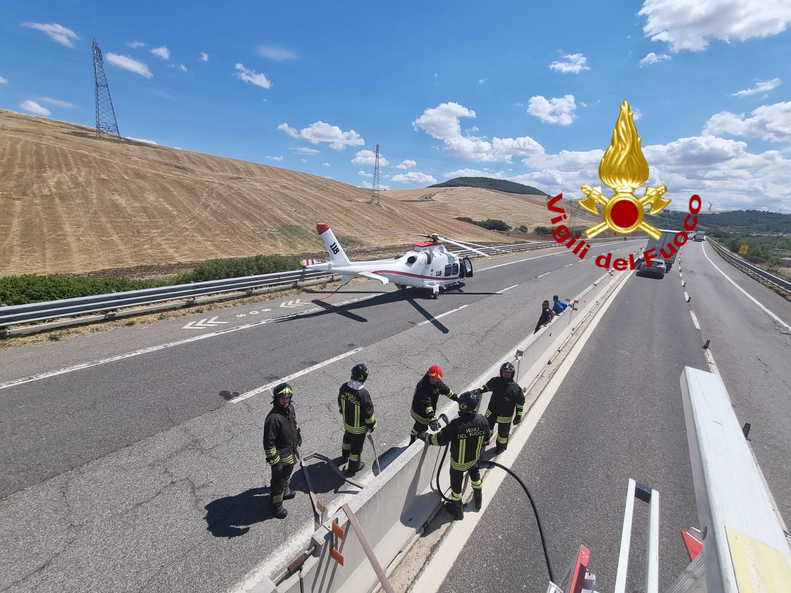 Auto sbanda e finisce contro guard rail, cinque feriti, una donna in gravi condizioni