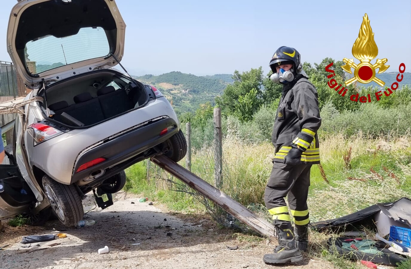 Finisce fuori strada con l'auto, ferito un 56enne