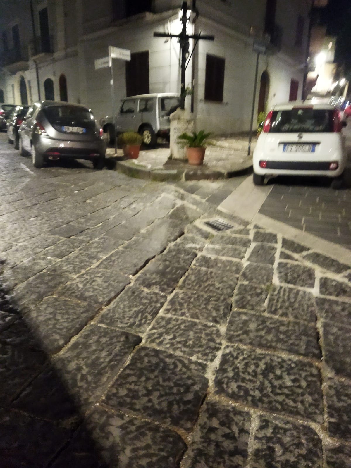 Cervinara. Sosta selvaggia in Piazza Elena e Via Ferrari, sale la tensione tra i residenti