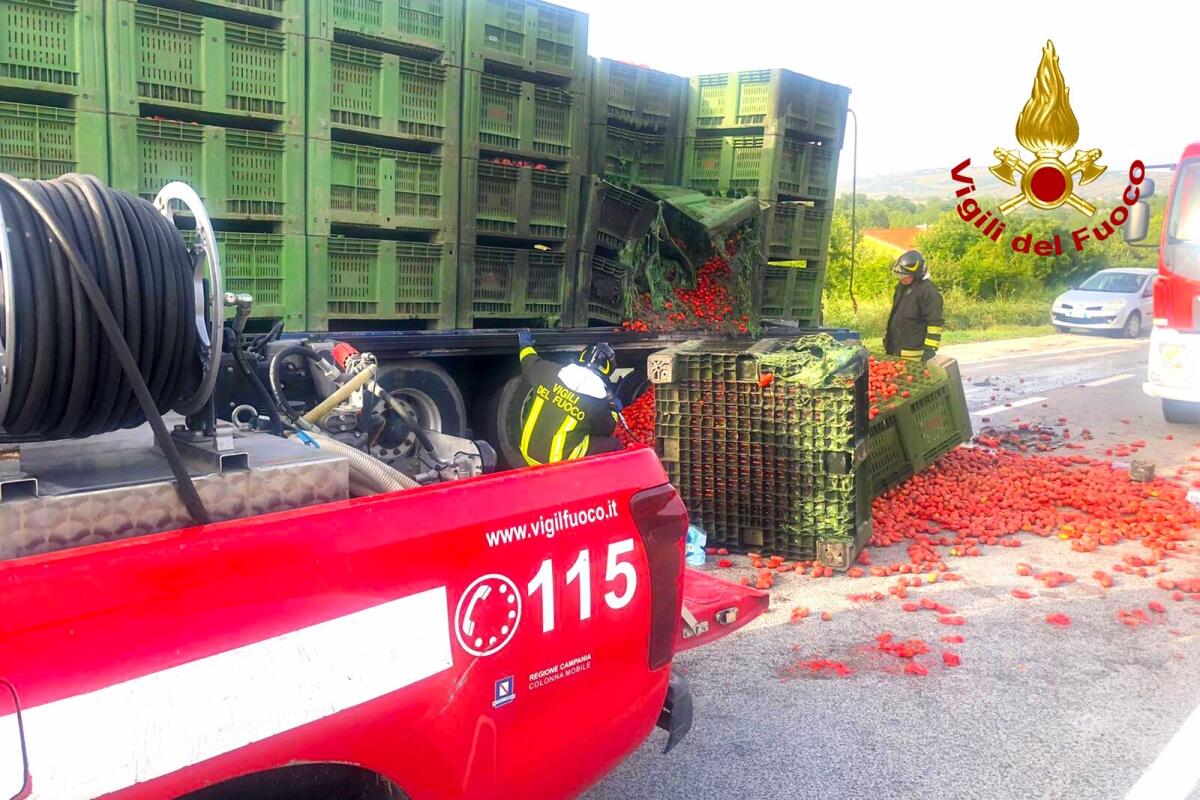 Prende fuoco semirimorchio carico di cassoni di pomodori - 