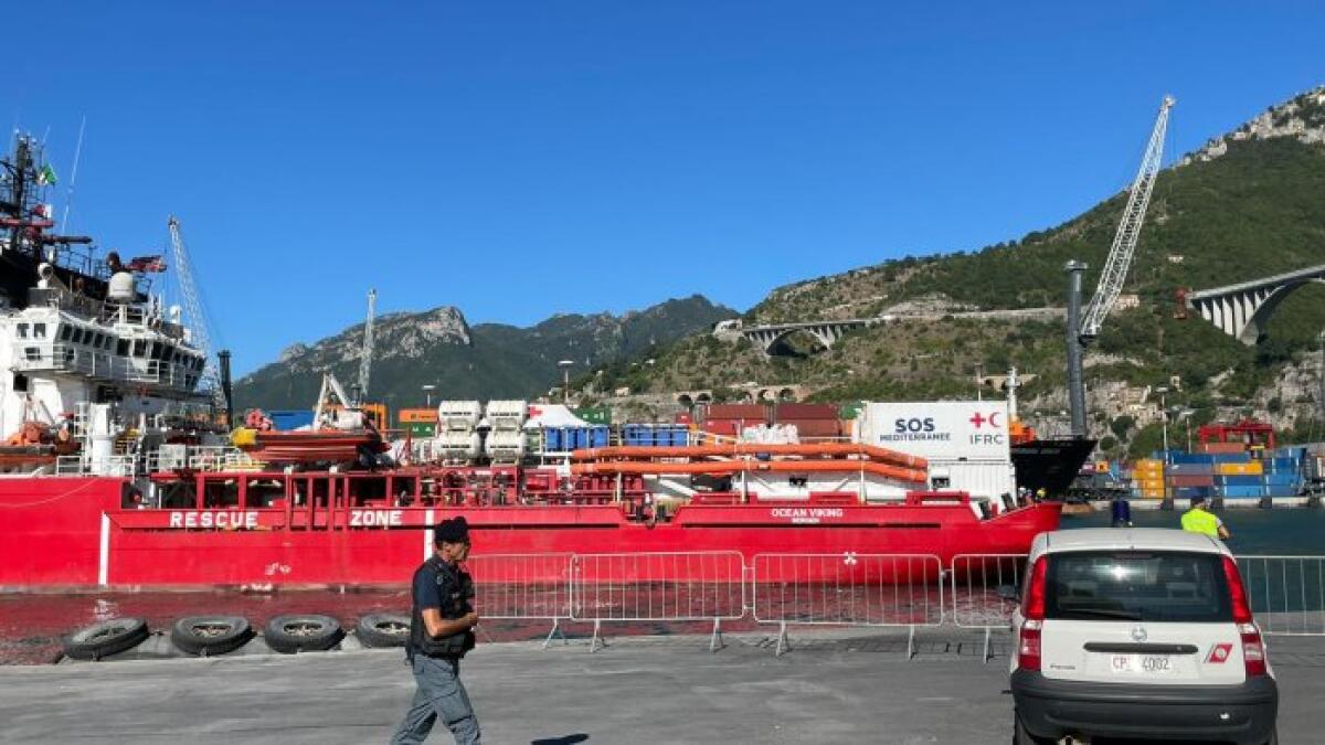 Prosegue sbarco migranti nel Porto di Salerno, nessuna quarantena - 