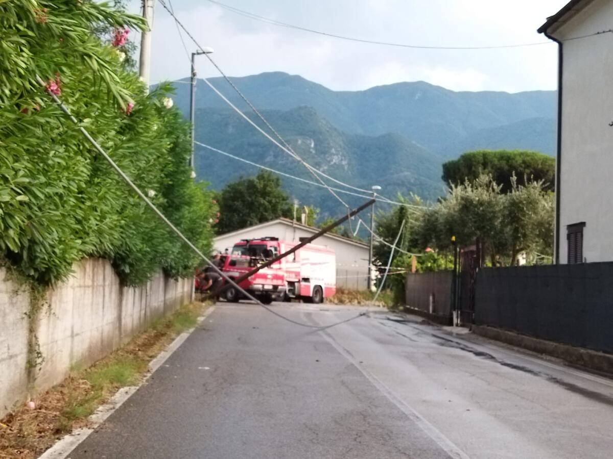 San Martino VC. In bilico un palo dell'Enel intervengono i Vigili del fuoco - 