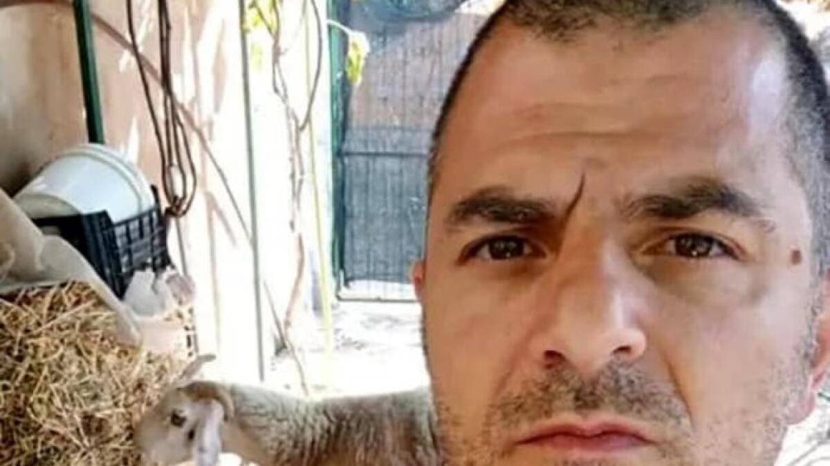 Ucciso e fatto a pezzi dalla moglie e dai due figli - 