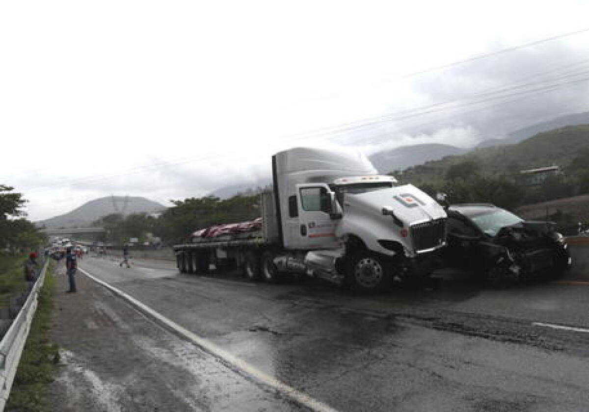 Tir tampona 2 pullman in A1, un morto e 15 feriti - 