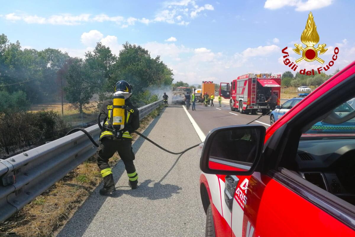 Furgone in transito in fiamme sull'A16 - 