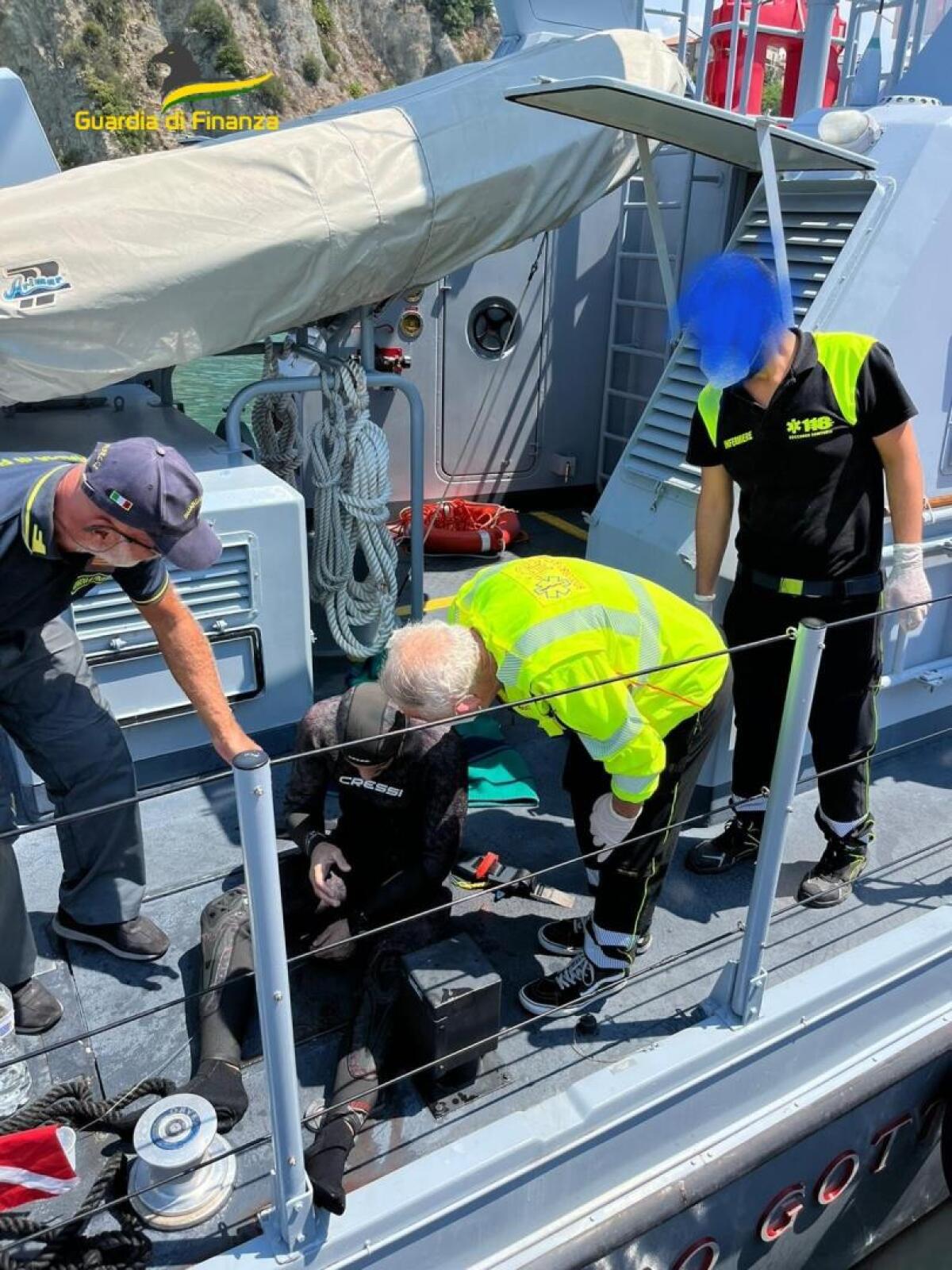  Il G.211 “Appuntato Gottardi” in forza alla Sezione Operativa Navale Di Salerno, recupera e salva un sub - 