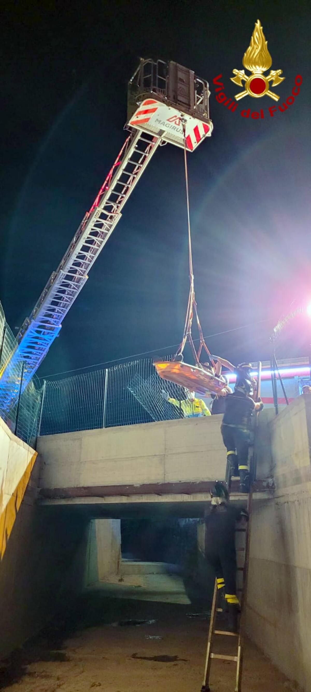 Ladro finisce in un canale di scolo profondo 4 metri e si frattura arti inferiori - 