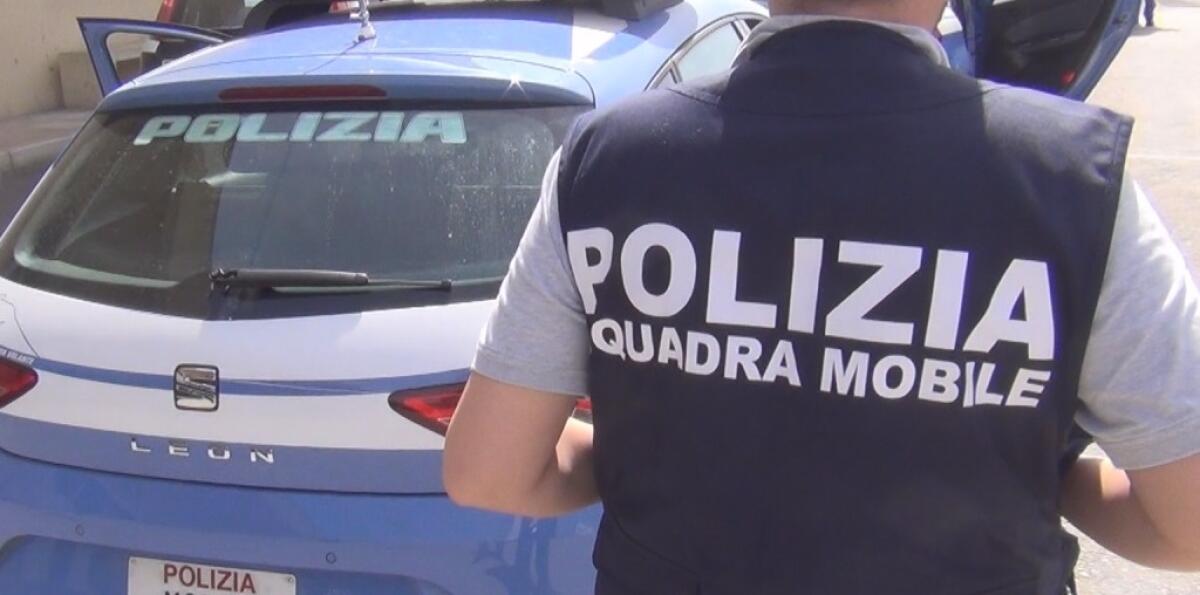Giovane ferito a colpi pistola mentre è in auto con la fidanzata - 