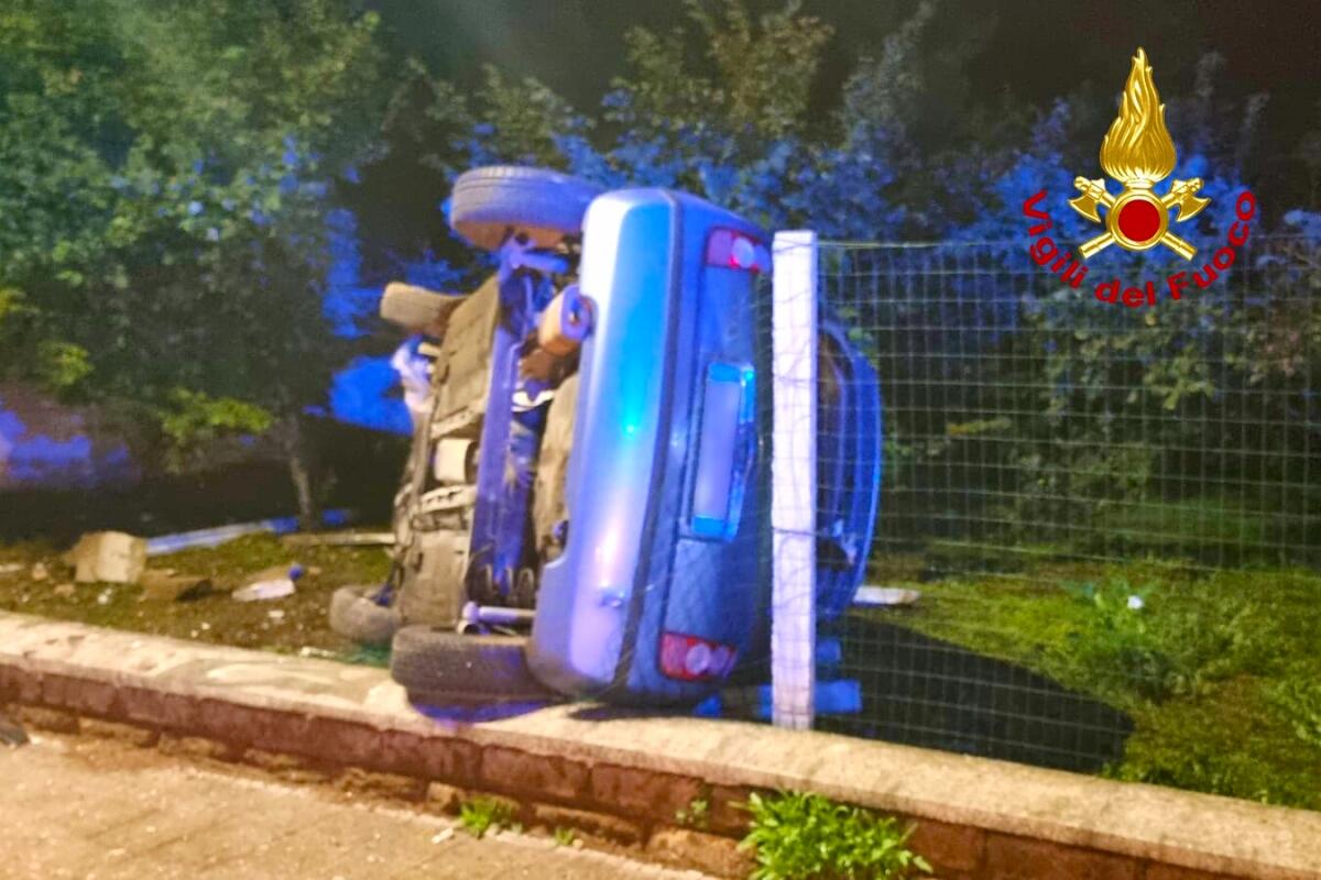 Auto sbanda e si ribalta, paura per due ragazze di 21 anni - 
