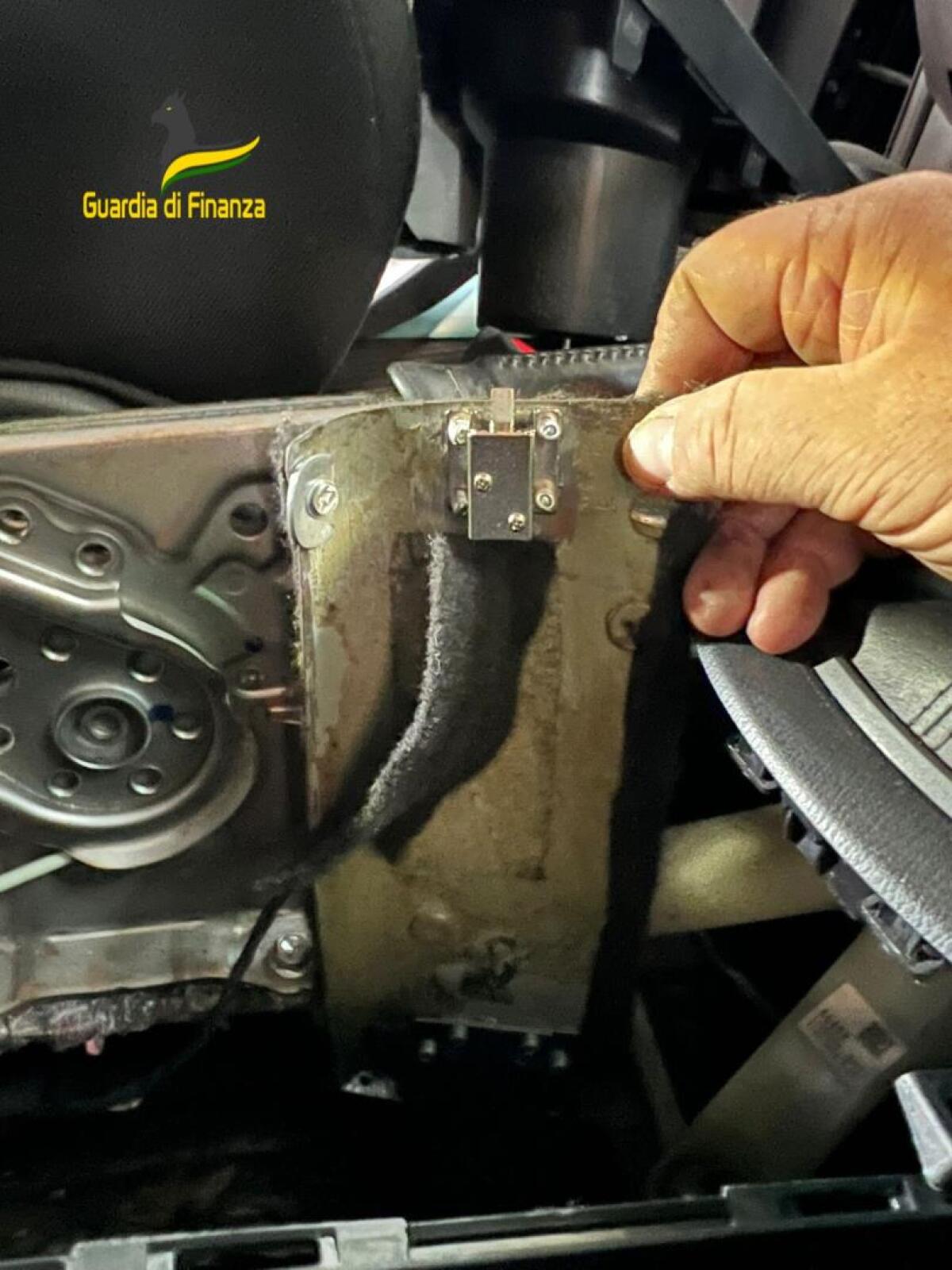 Nascondeva in un doppiofondo dell'auto 100 mila euro, denunciato per ricettazione un 28enne - 