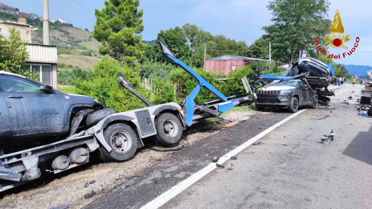 Scontro tra una bisarca e un autotreno, feriti i due autisti - 