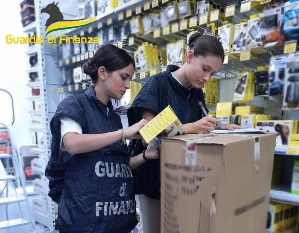 Sequestrati dalla Guardia di Finanza 25 mila articoli contraffatti - 