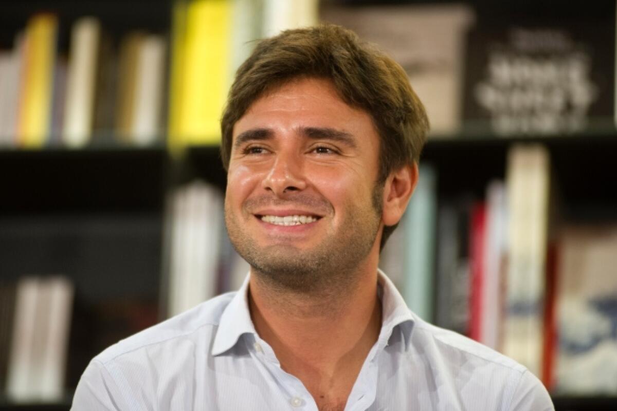 Di Battista: Luigi Di Maio non ha un voto, chi conosce il fanciullo di oggi, lo evita - 