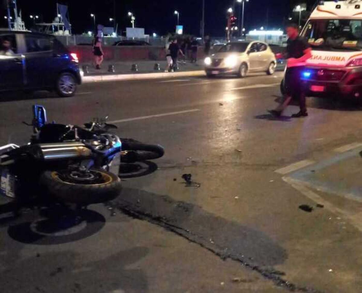 A tutta velocità, impennando con la moto uccide una donna - 