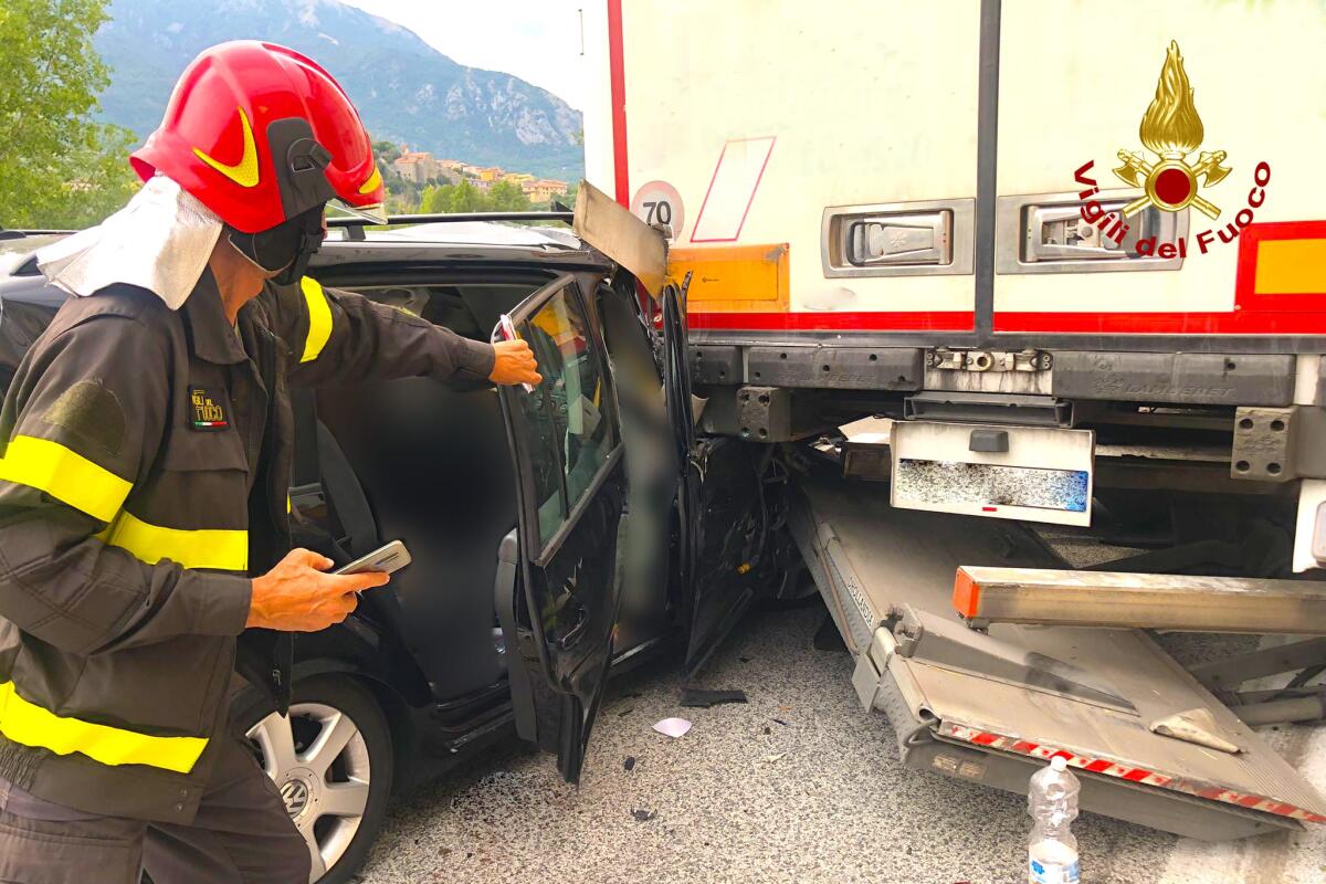 Marito moglie e tre figli di cui uno piccolo, feriti in un incidente stradale. - 