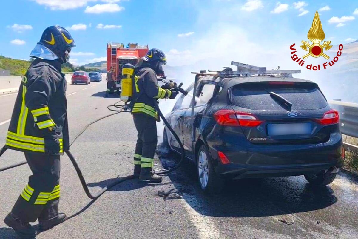 Auto in transito in fiamme sull'A16 - 