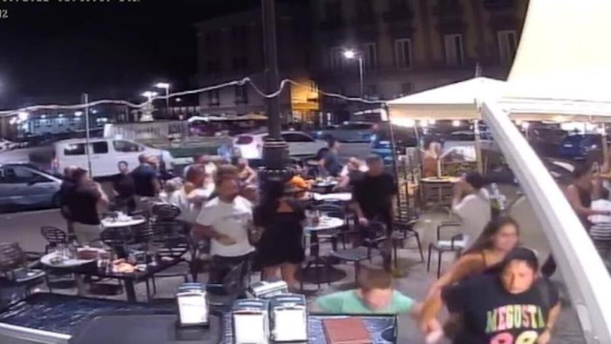 Sapri in piazza, persone fuggono in un bar - 