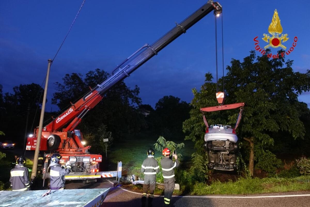 Sbanda con auto e finisce in un torrente, ferito un 57enne - 